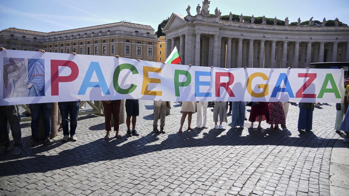 https://th-i.thgim.com/public/incoming/pokzk6/article70077085.ece/alternates/LANDSCAPE_1200/Vatican_Pope_07443.jpg