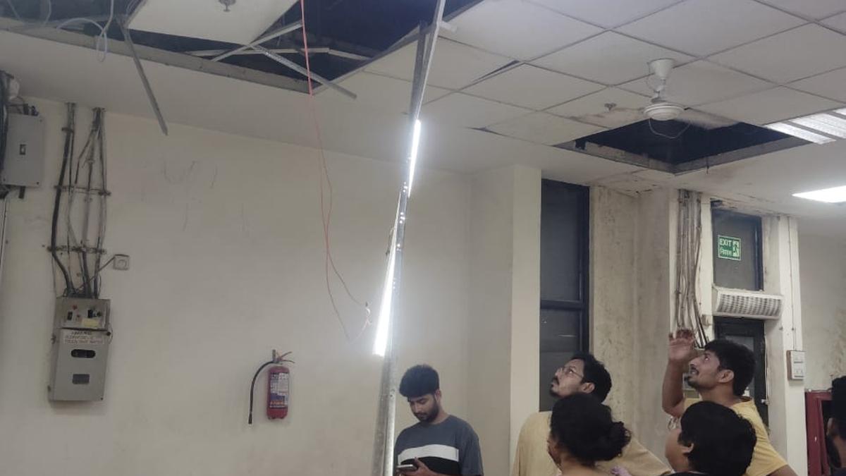 Part of ceiling in JNU central library collapses