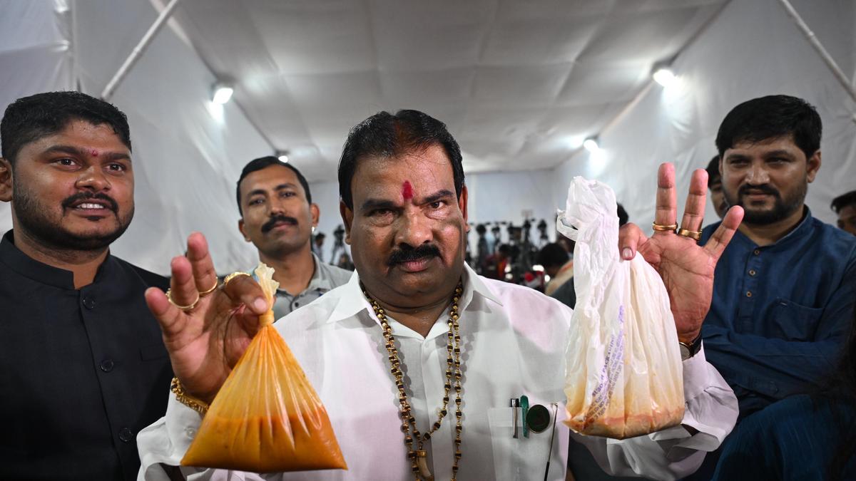 Shiv Sena MLA Sanjay Gaikwad slaps canteen staff in Mumbai over stale food