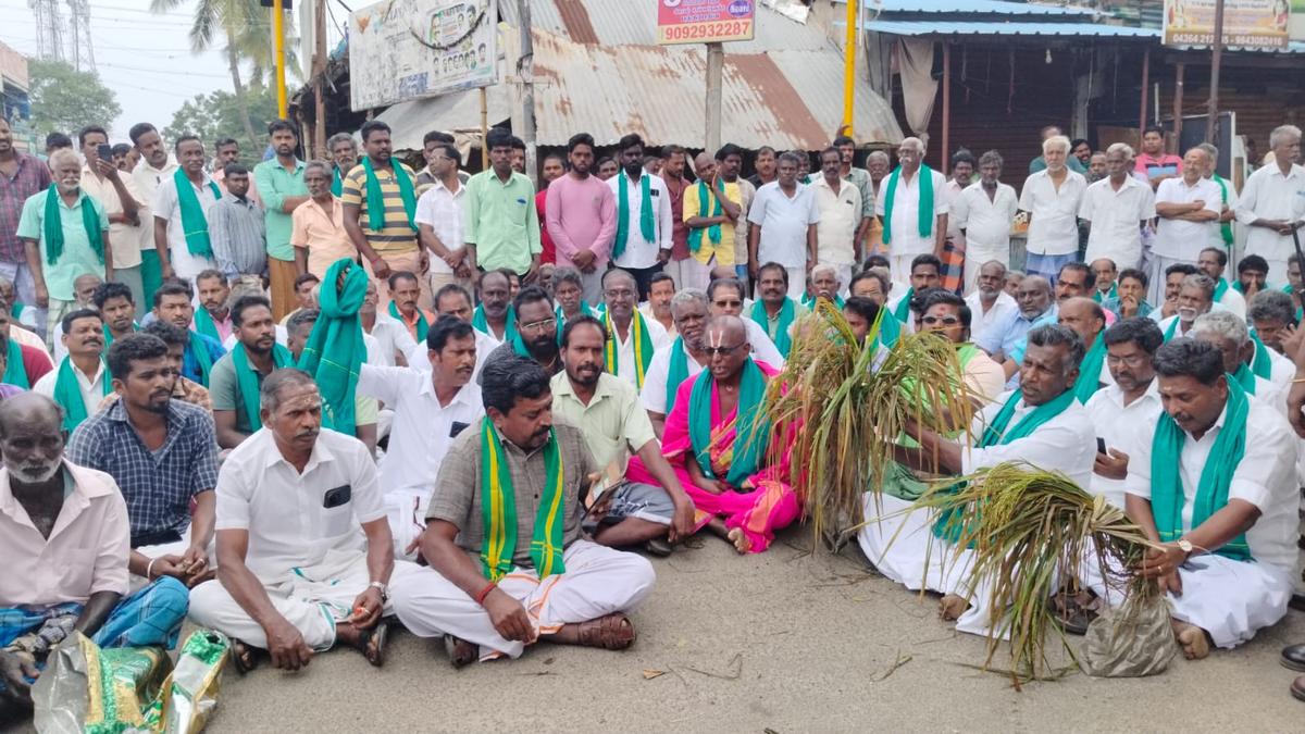 Farmers protest on Poompuhar road near Sirkazhi over crop damage from unseasonal rain