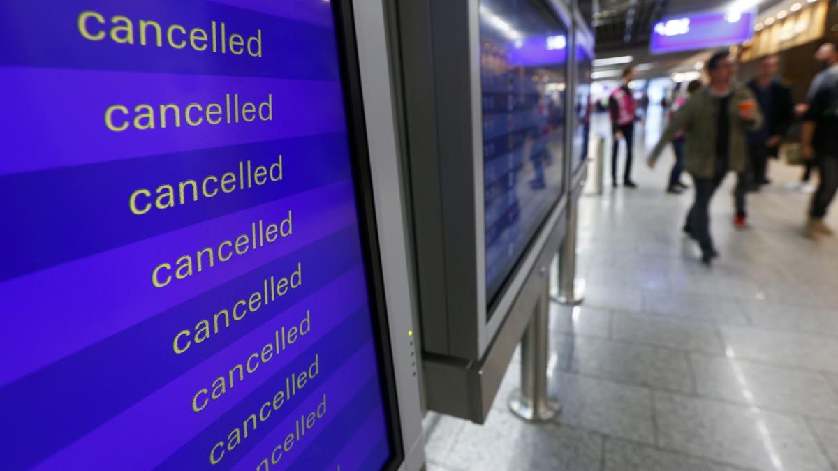 Airlines struggle with lack of planes as summer travel set to hit record levels