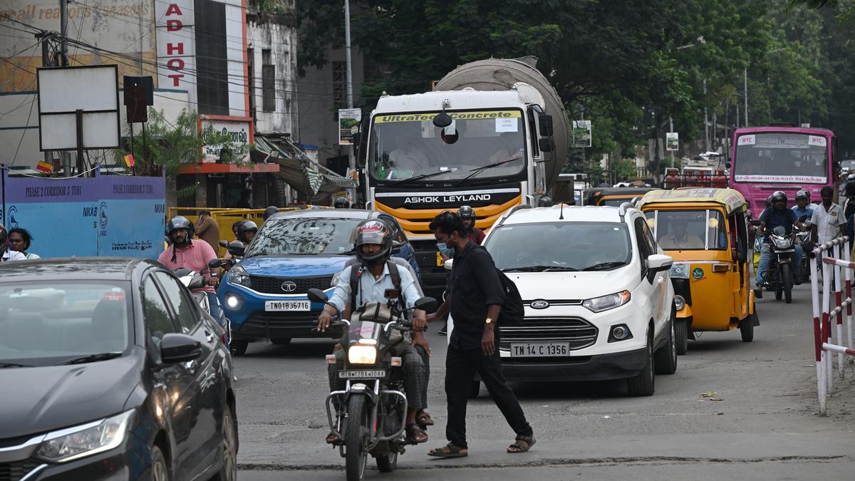 Reduced road width, congestion leave commuters high and dry