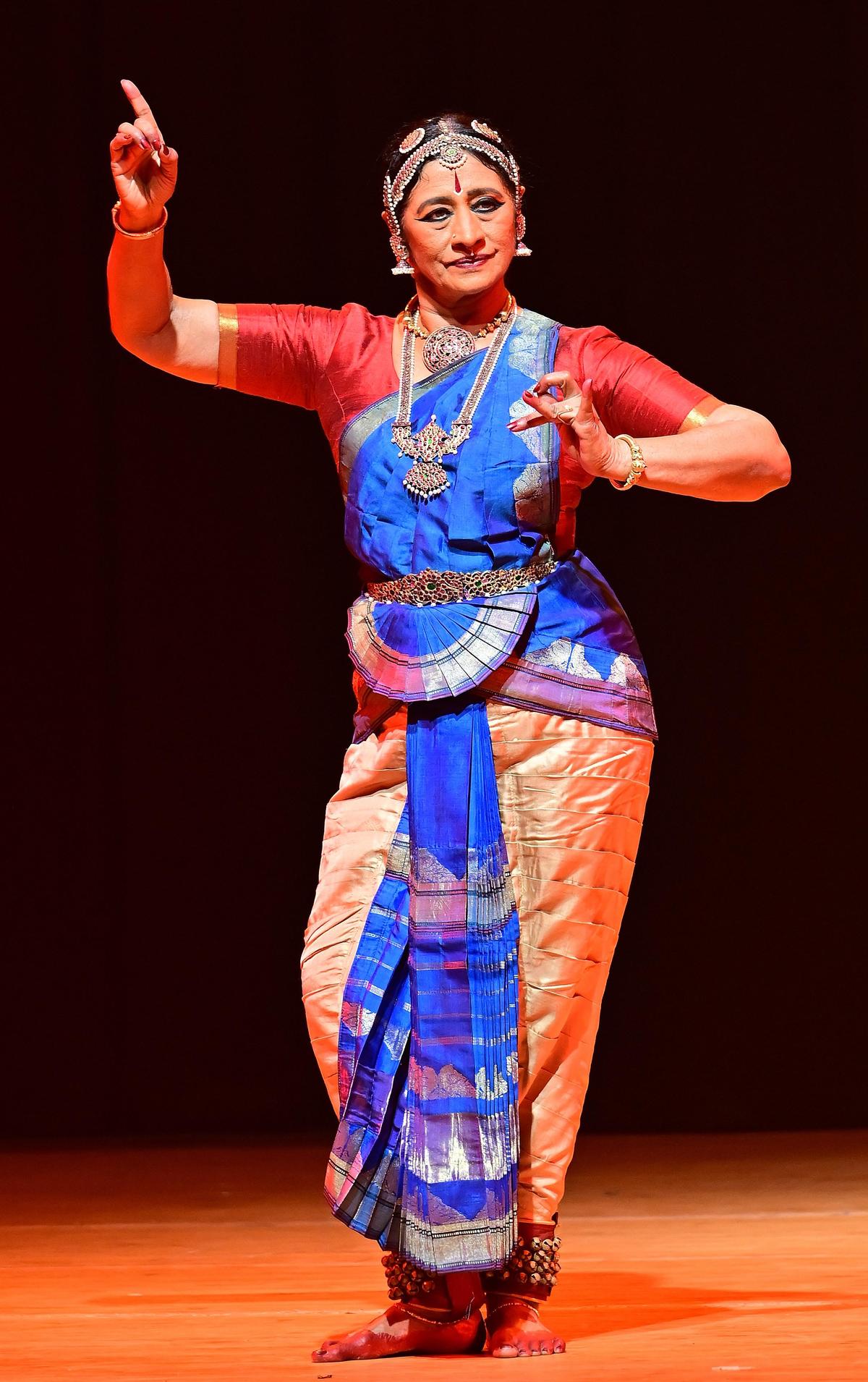 मीनाक्षी चितरंजन ने पंचबूटों की सूक्ष्म व्याख्या प्रस्तुत की। 