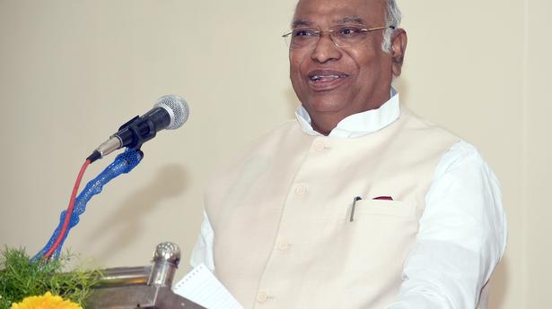 Tharoor-Kharge contest unlikely to be a close race in Kerala