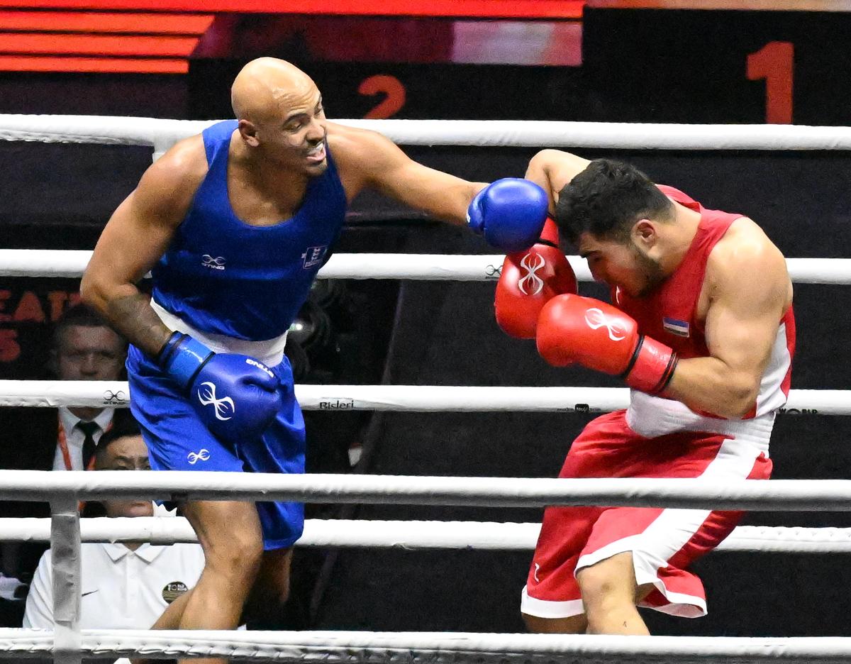 Okoh Isaac de Inglaterra en acción contra Tokhirov Nusratbek de Uzbekistán en la final de la Copa Mundial de Boxeo en Greater Noida el jueves 20 de noviembre de 2025. Okoh Isaac de Inglaterra en acción contra Tokhirov Nusratbek de Uzbekistán en la final de la Copa Mundial de Boxeo en Greater Noida el jueves 20 de noviembre de 2025.