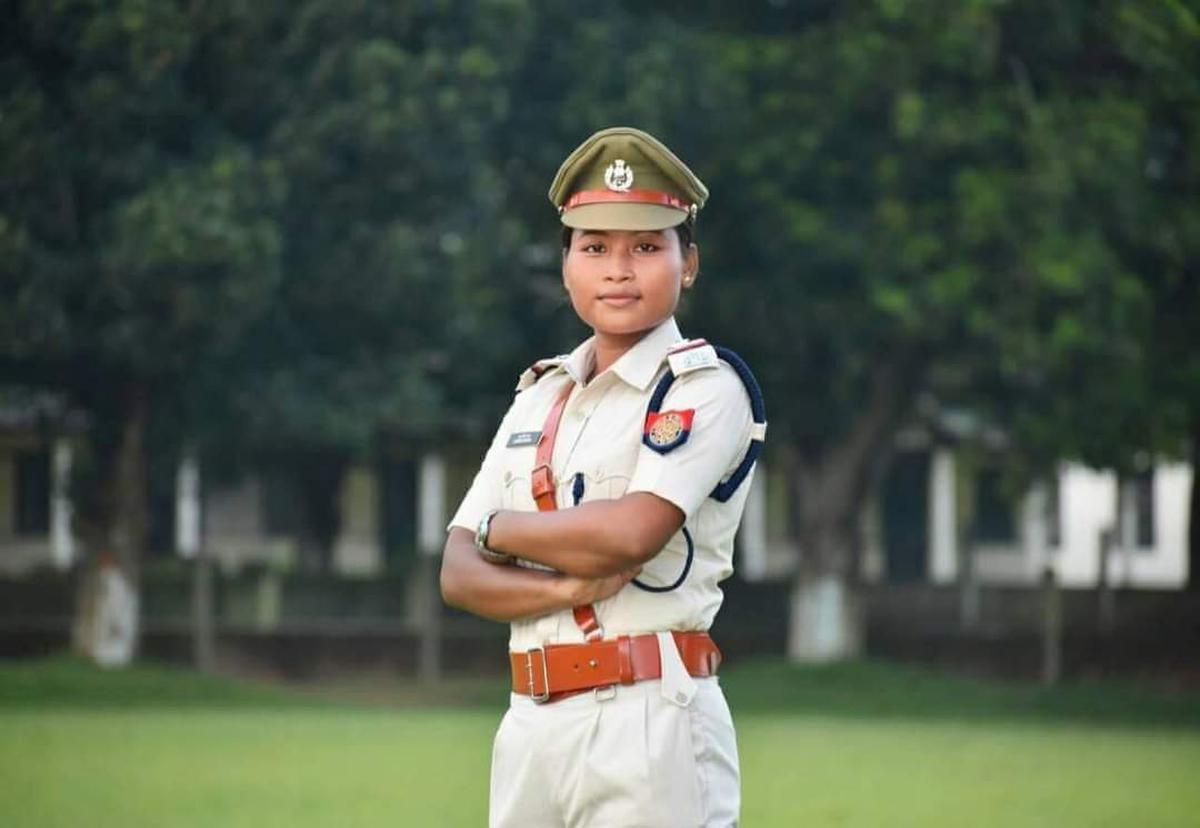 Fake Assam Police sub-inspector arrested in Cachar; 10th fail man used to  roam around wearing uniform - Barak Bulletin