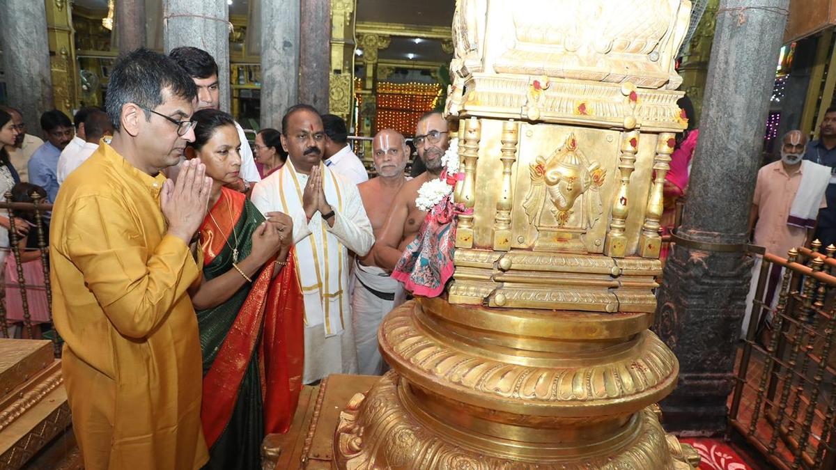 Chief Justice of India D.Y. Chandrachud prays at Tiruchanoor temple