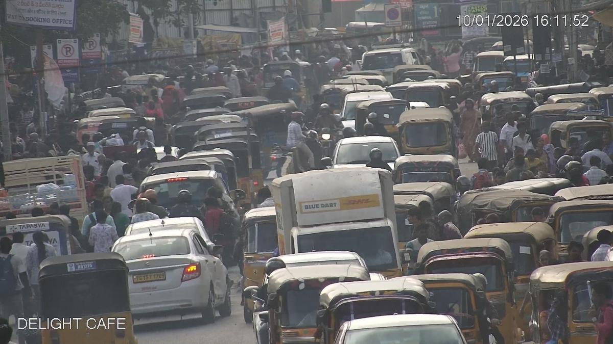 मेहदीपट्टनम गलियारे पर यातायात की मात्रा बढ़ गई है क्योंकि निवासी संक्रांति समारोह से पहले शहर छोड़ रहे हैं। मेहदीपट्टनम गलियारे पर यातायात की मात्रा बढ़ गई है क्योंकि निवासी संक्रांति समारोह से पहले शहर छोड़ रहे हैं।