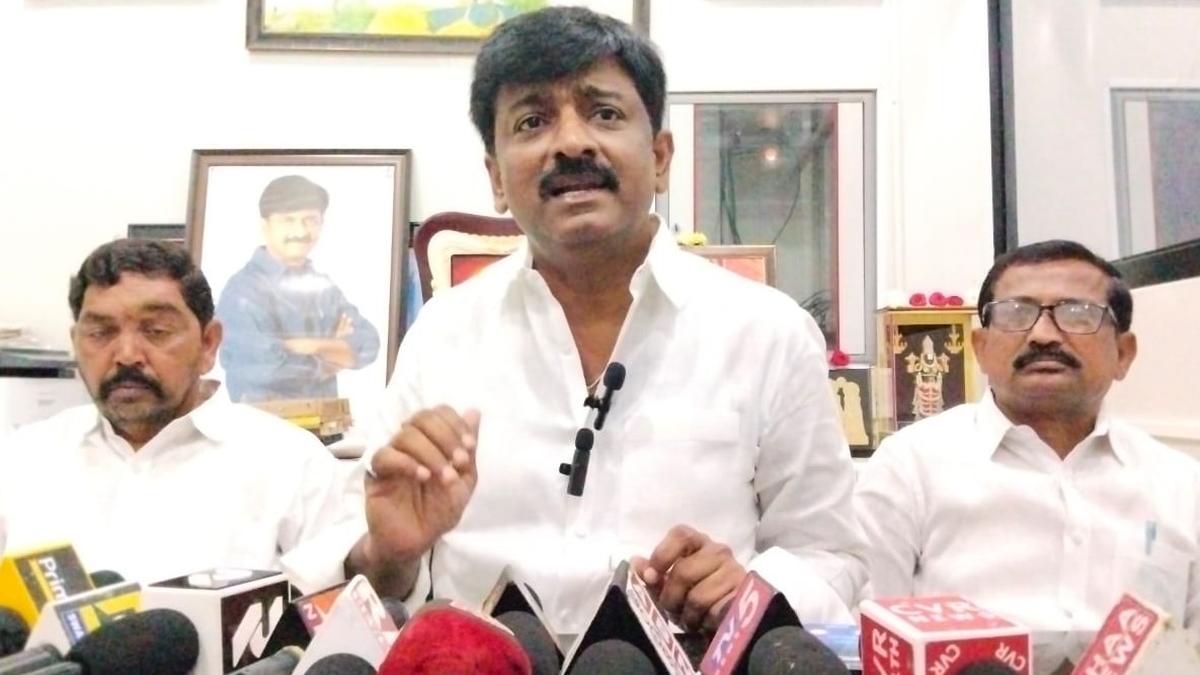 ‘B.Tech’ Ravi accuses YS family of grabbing lands across Pulivendula constituency