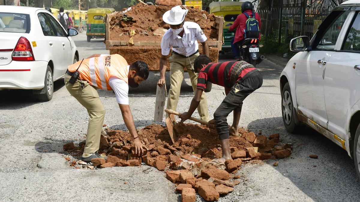 No response from BBMP; traffic cops start filling potholes