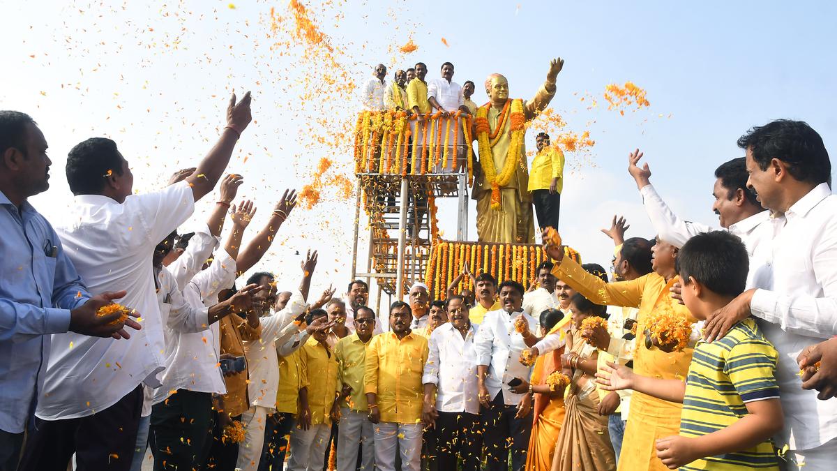 Rich tributes paid to NTR on his death anniversary in Visakhapatnam