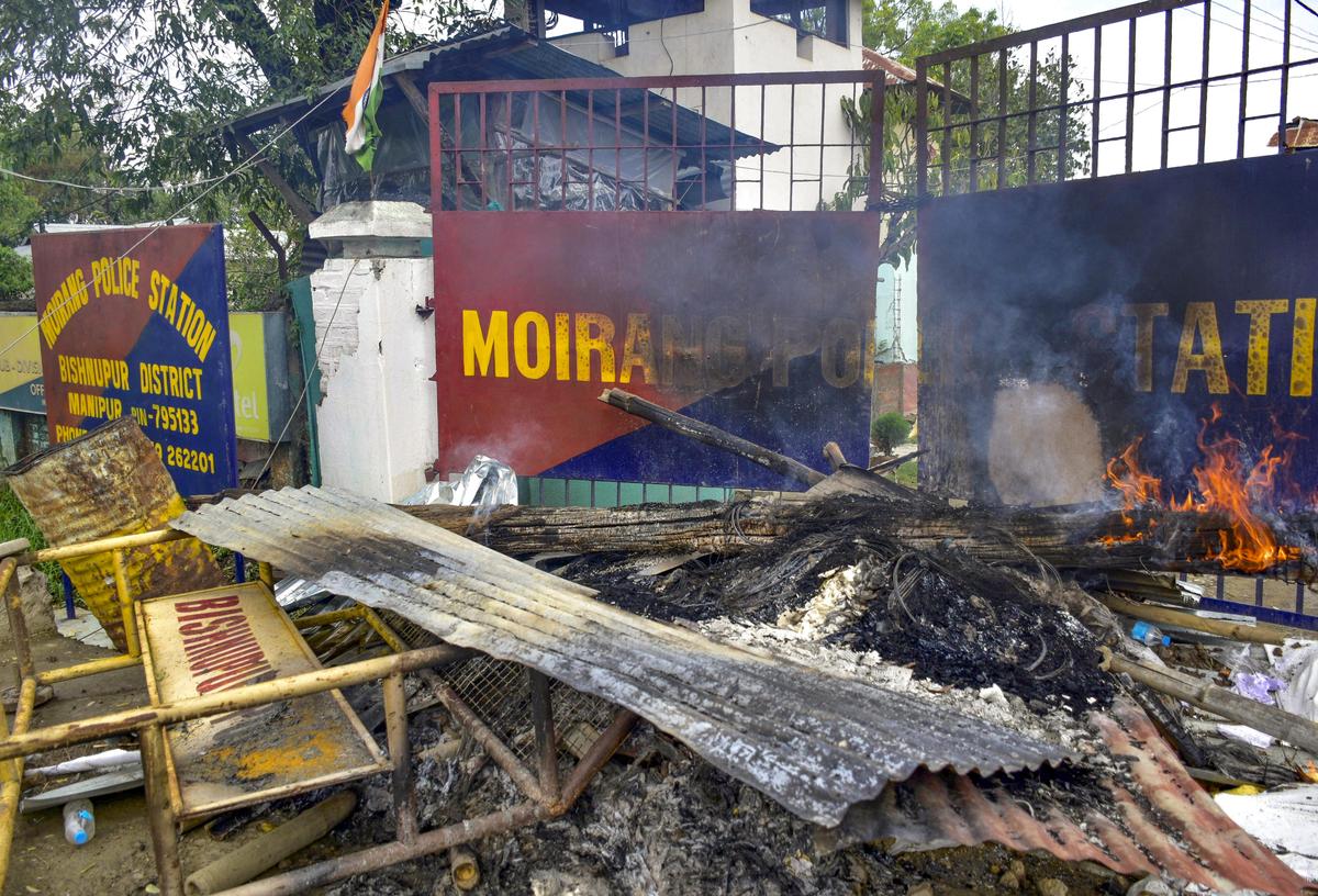 7 अप्रैल, 2026 को बिष्णुपुर जिले, मणिपुर में लोगों द्वारा पुलिस बैरिकेड्स को आग लगाने के बाद मोइरांग पुलिस स्टेशन के प्रवेश द्वार के सामने जले हुए अवशेष पड़े हुए थे।
