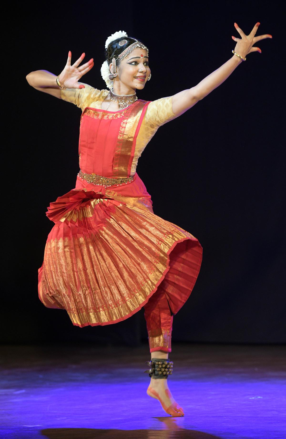 Bharatanatyam performance by Sreelatha Vinod at Sri Krishna Gana Sabha in Chennai. in 2017.
