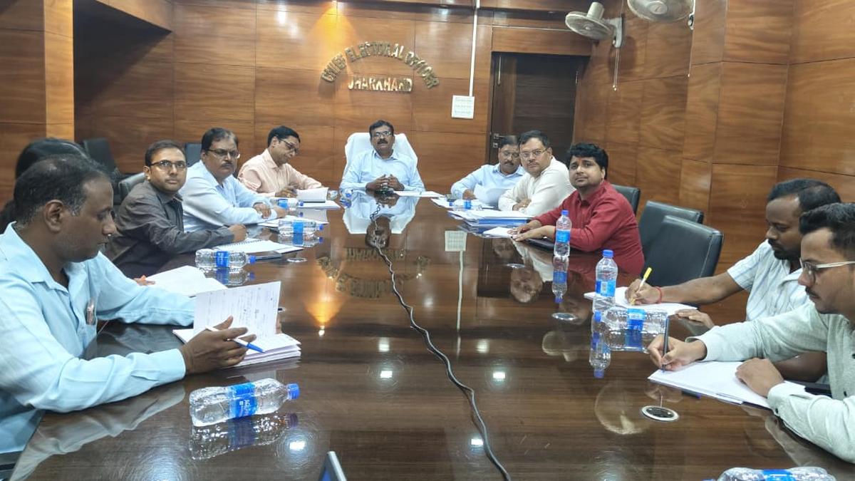 Jharkhand Chief Electoral Officer speaks to DEOs over low mapping
