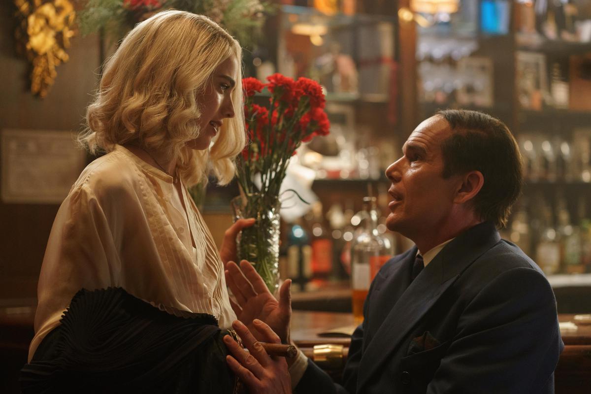 ब्लू मून के एक दृश्य में मार्गरेट क्वालली और एथन हॉक