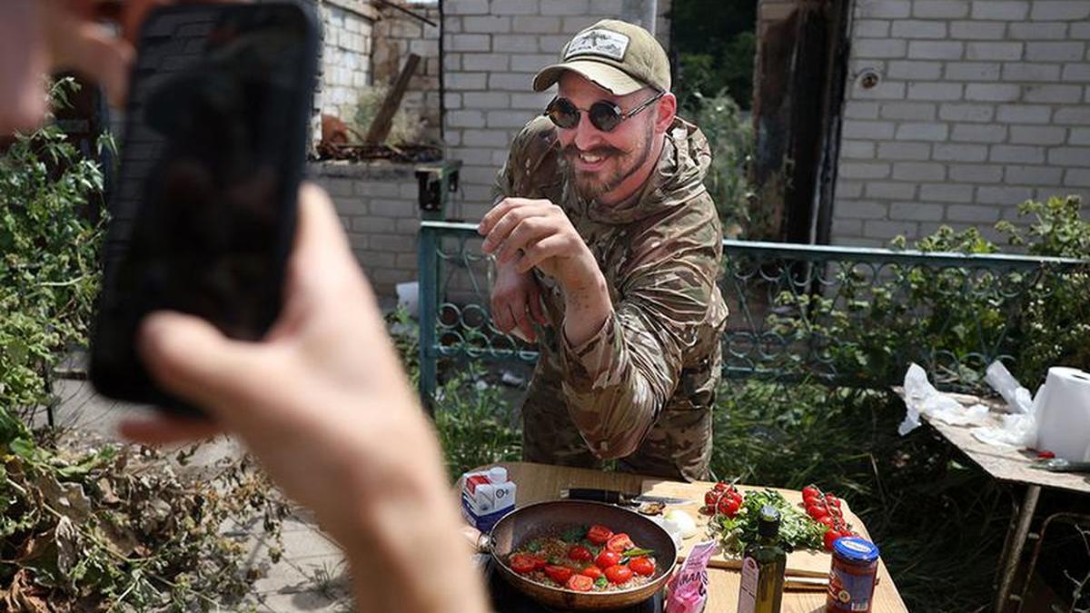 War cook: Ukrainian soldier-influencer with fans on both sides