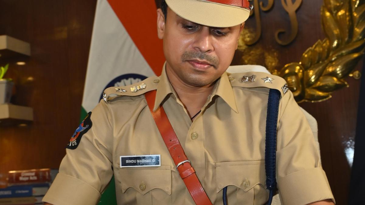 Bindu Madhav assumes office as Kurnool SP