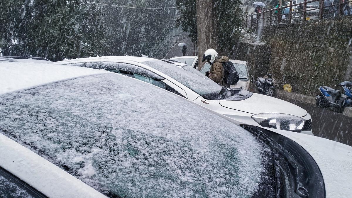 Heavy snowfall in Himachal's Manali, 700 stranded tourists rescued