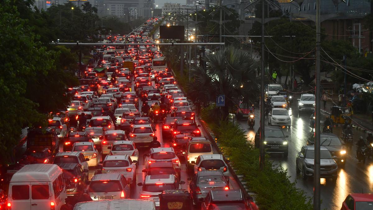 Staggered log-out timing for IT employees eases traffic amid heavy rain