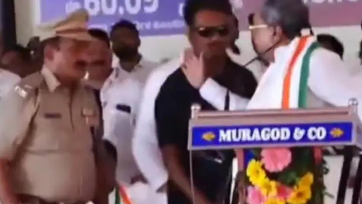 Siddaramaiah ‘insulting’ civil servants come under public scrutiny