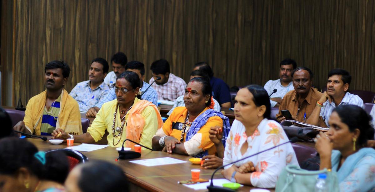 यौन अल्पसंख्यक समूहों के सदस्य मंगलवार को बल्लारी में जिला प्रशासनिक परिसर के सम्मेलन हॉल में कर्नाटक राज्य महिला विकास निगम की समीक्षा बैठक में भाग लेते हैं।