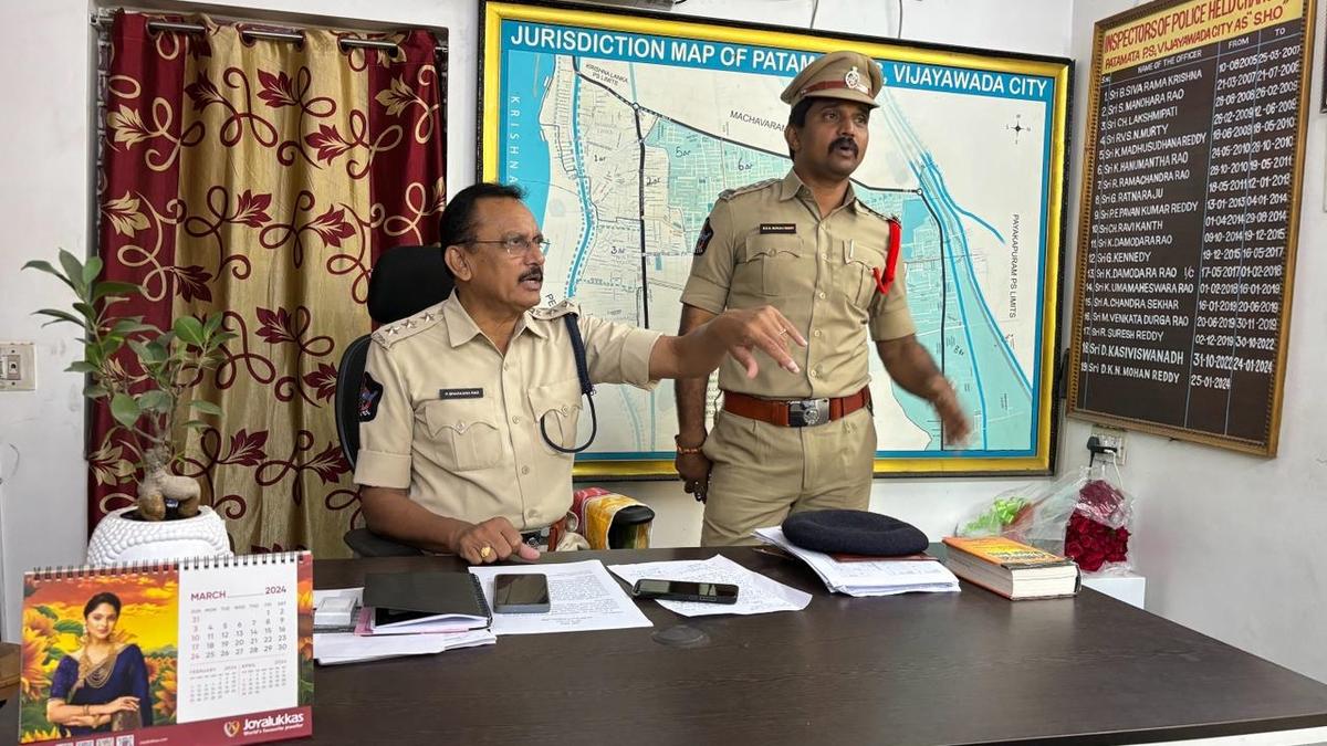 Three cellphone snatchers nabbed in Vijayawada