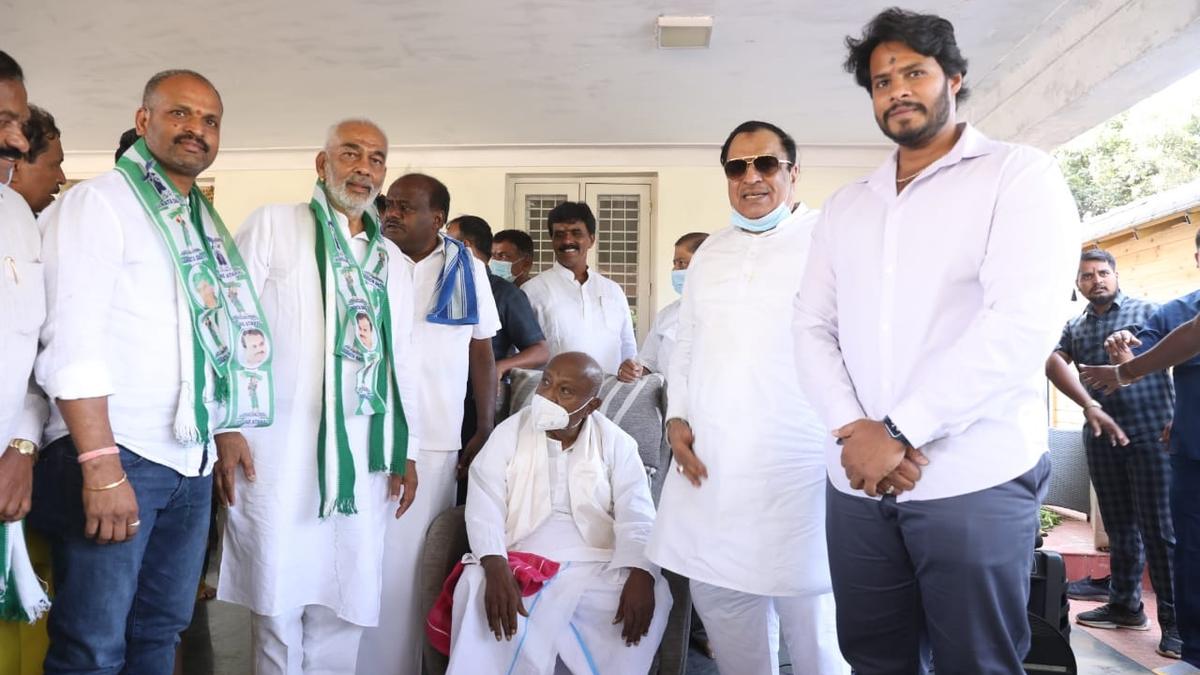 Former Minister A. Manju joins JD (S)