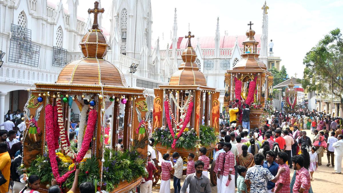 Thousands participate in annual car festival of St. Xavier’s Cathedral in Kottar