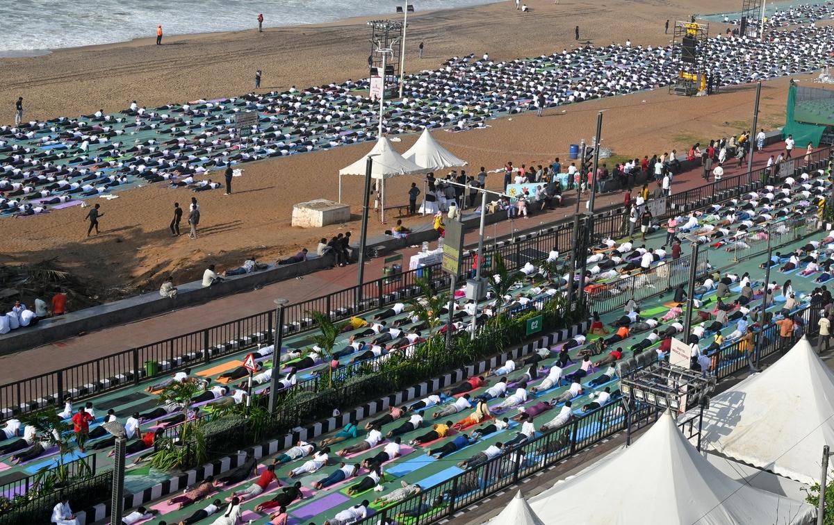 Uma visão dos participantes que participam das celebrações do Dia Internacional do Yoga ao longo da praia de Veskabnam. Uma visão dos participantes que participam das celebrações do Dia Internacional do Yoga ao longo da praia de Veskabnam.