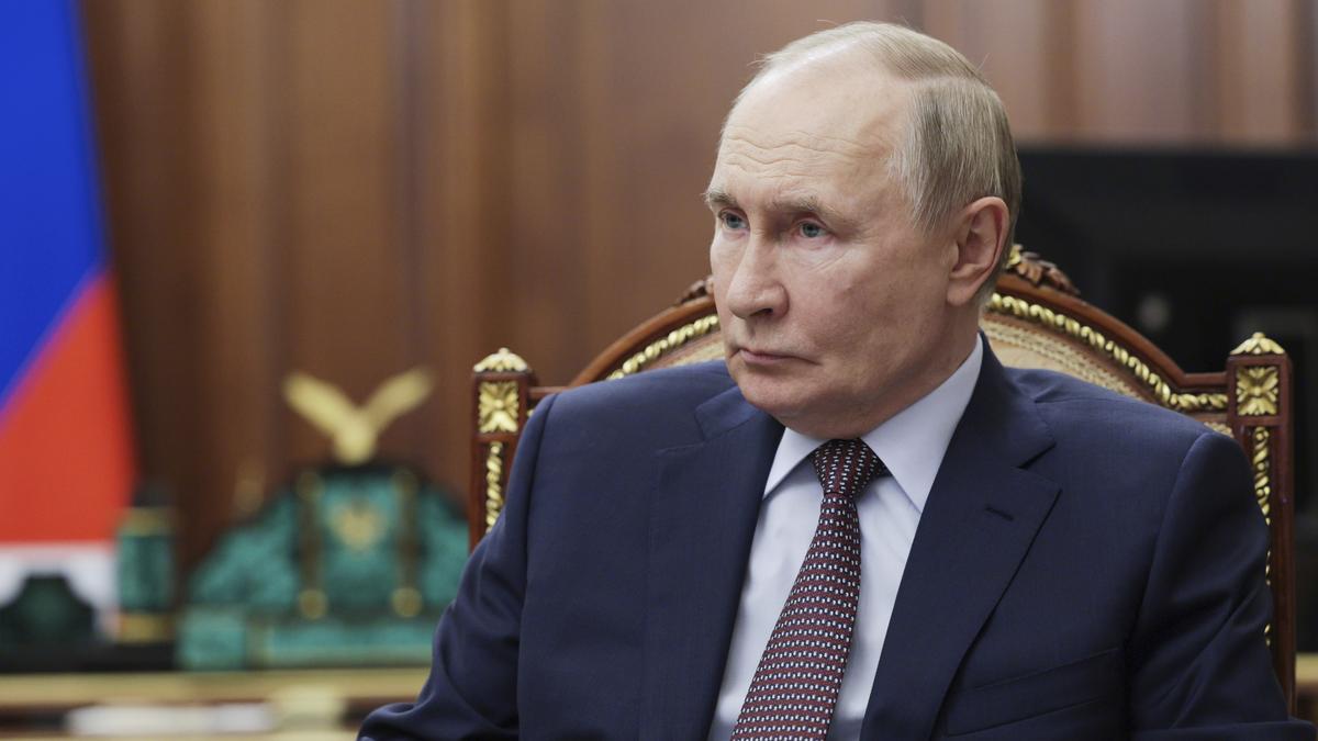 https://th-i.thgim.com/public/incoming/q09v4s/article70041952.ece/alternates/LANDSCAPE_1200/Russia_Putin_09488.jpg