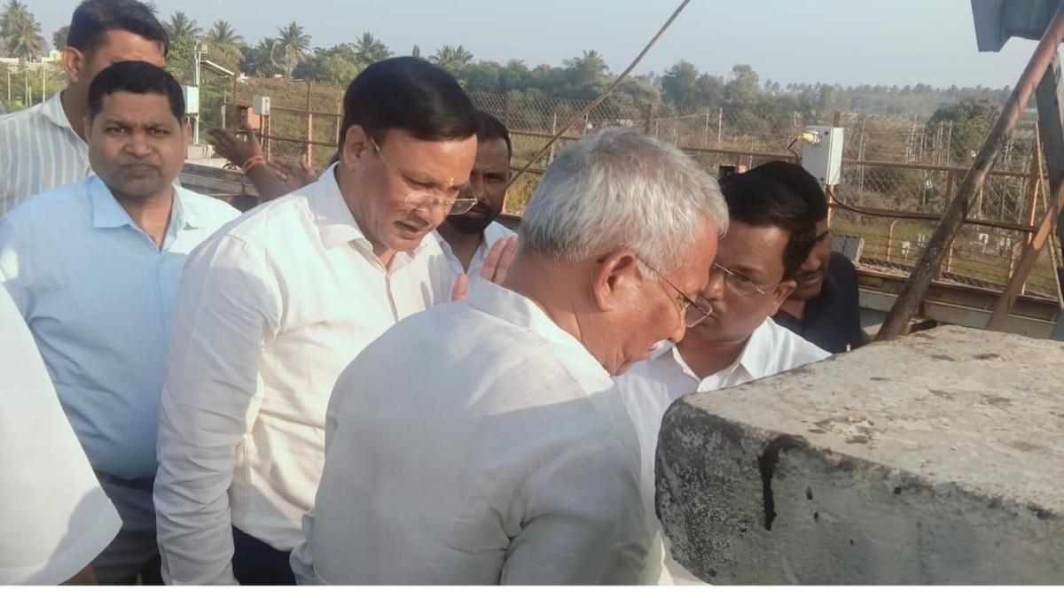 Water leaks following partial damage to Hippargi barrage gate