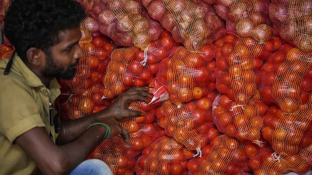 Tomatoes Worth 2 7 Lakh Stolen In Karnataka s Hassan As Prices Of 