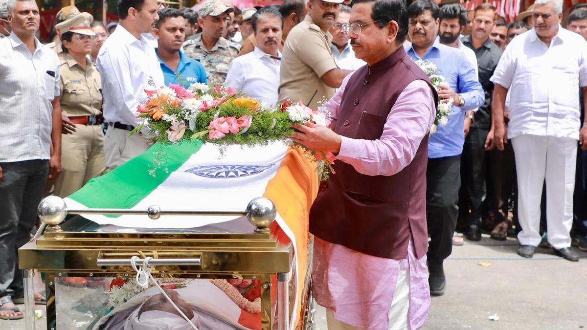 Kannada writer S.L. Bhyrappa cremated with State honours in Mysuru
