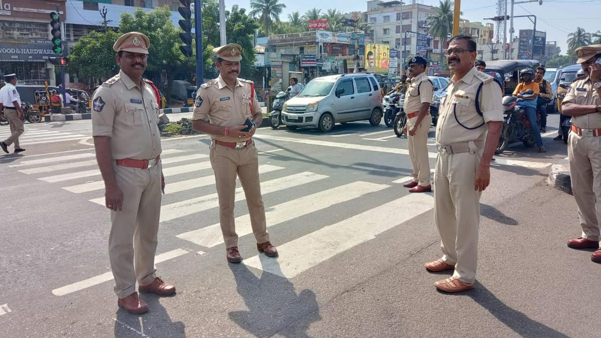 Senior police officials to study traffic congestion at 15 major junctions in Visakhapatnam