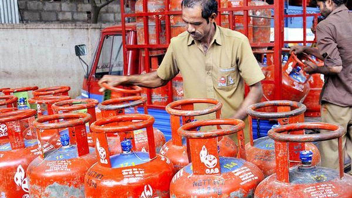 Mysuru hoteliers say LPG cylinder price going up by ₹1,440 in two months is ‘abnormal and alarming’