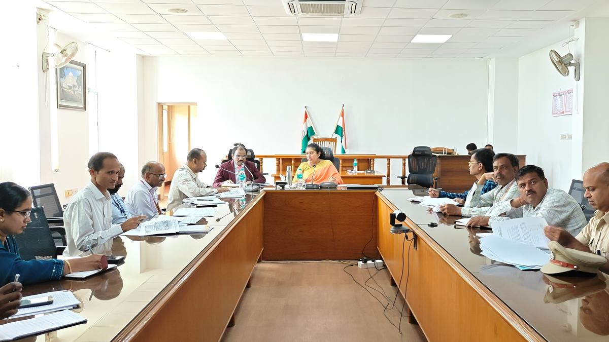 Officials directed to cancel licenses of traders repeatedly violating COTPA guidelines in Karnataka’s Chamarajanagar thumbnail