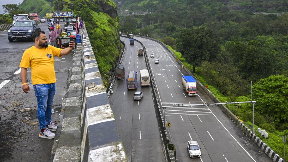 One dead, 18 injured as truck rams into vehicles on Mumbai-Pune Expressway after brake failure