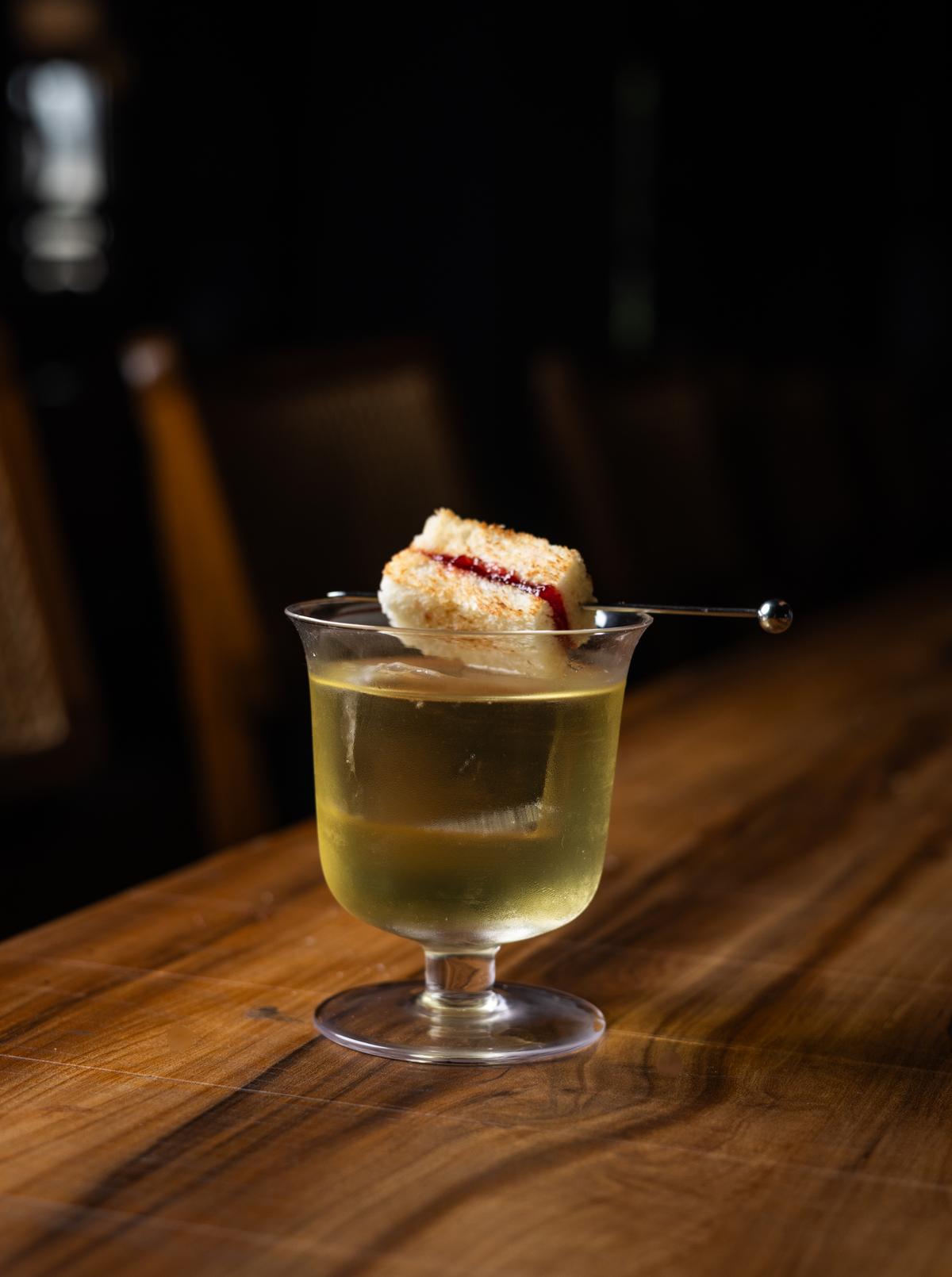 Cocktail al bar dietro la paninoteca