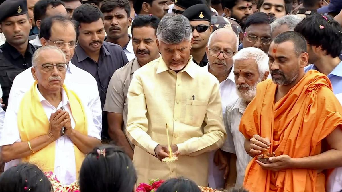 Last rites of Ramoji Rao held at RFC; Chandrababu Naidu attends