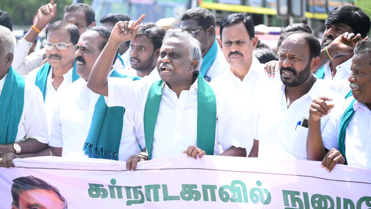 Mekedatu Dam row: Protesting Tamil Nadu farmers stopped at Karnataka border in Krishnagiri