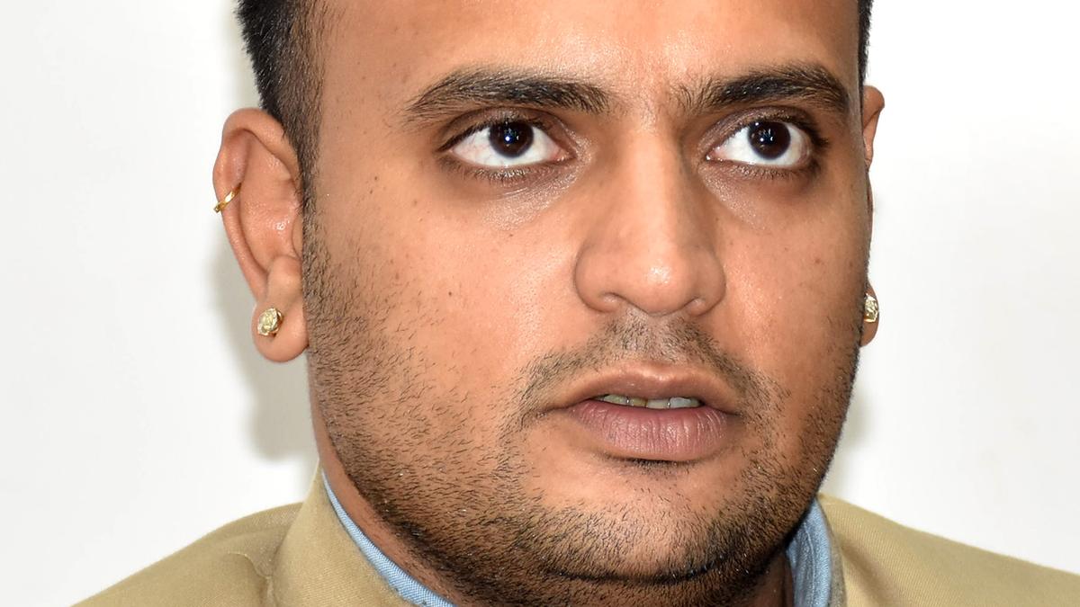 Yaduveer frowns upon Yathindra’s comparison of Siddaramaiah with Nalwadi