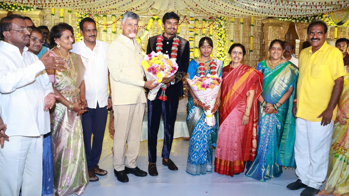 CM attends Minister&rsquo;s daughter&rsquo;s wedding in Palakollu