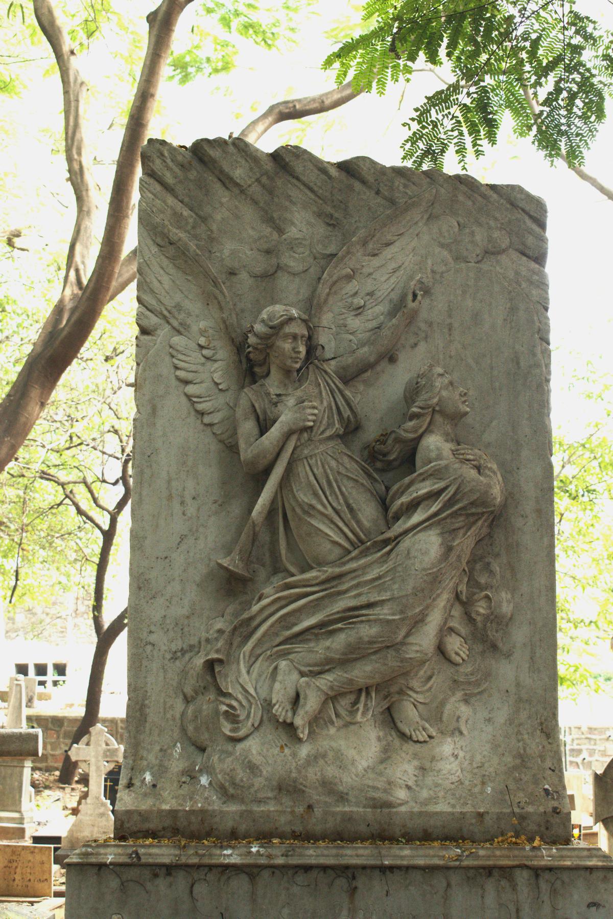 Um anjo incrustado em mármore  Um anjo incrustado em mármore