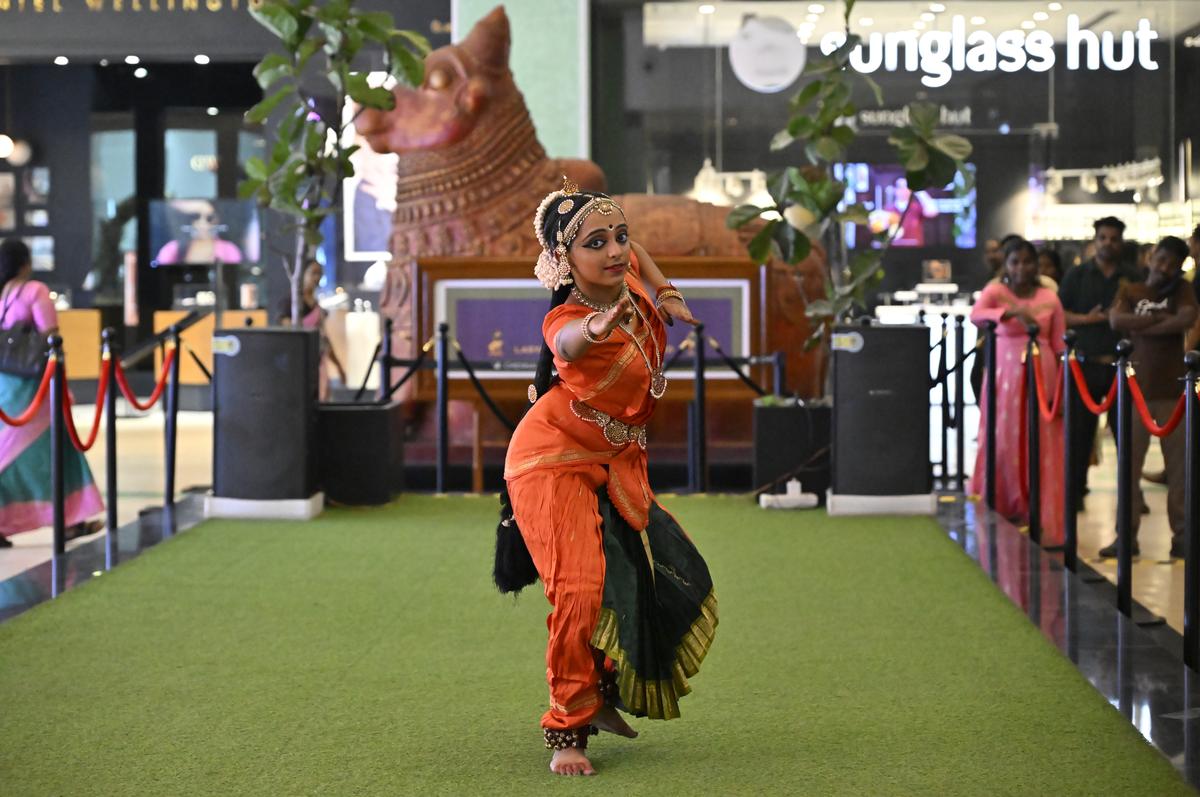 निथीश्री चेन्नई के वीआर मॉल में 10-फीट नंदी की मूर्ति से पहले शिव के आनंद तंदवम का प्रदर्शन करती है।