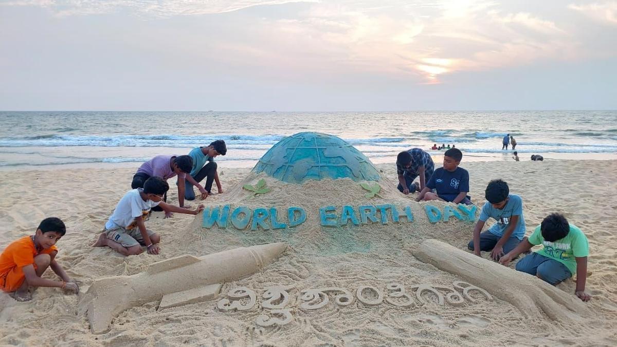 Sand art on ‘global peace’ attracts visitors at Kodi beach