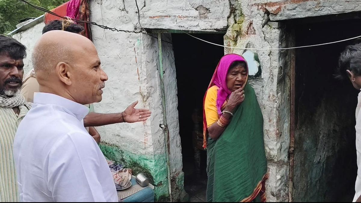 O ministro da Educação Médica, Sharan Prakash Patil, interagindo com uma mulher durante sua visita a áreas de inundação em seu distrito eleitoral de Sedam em 28 de setembro de 2025.