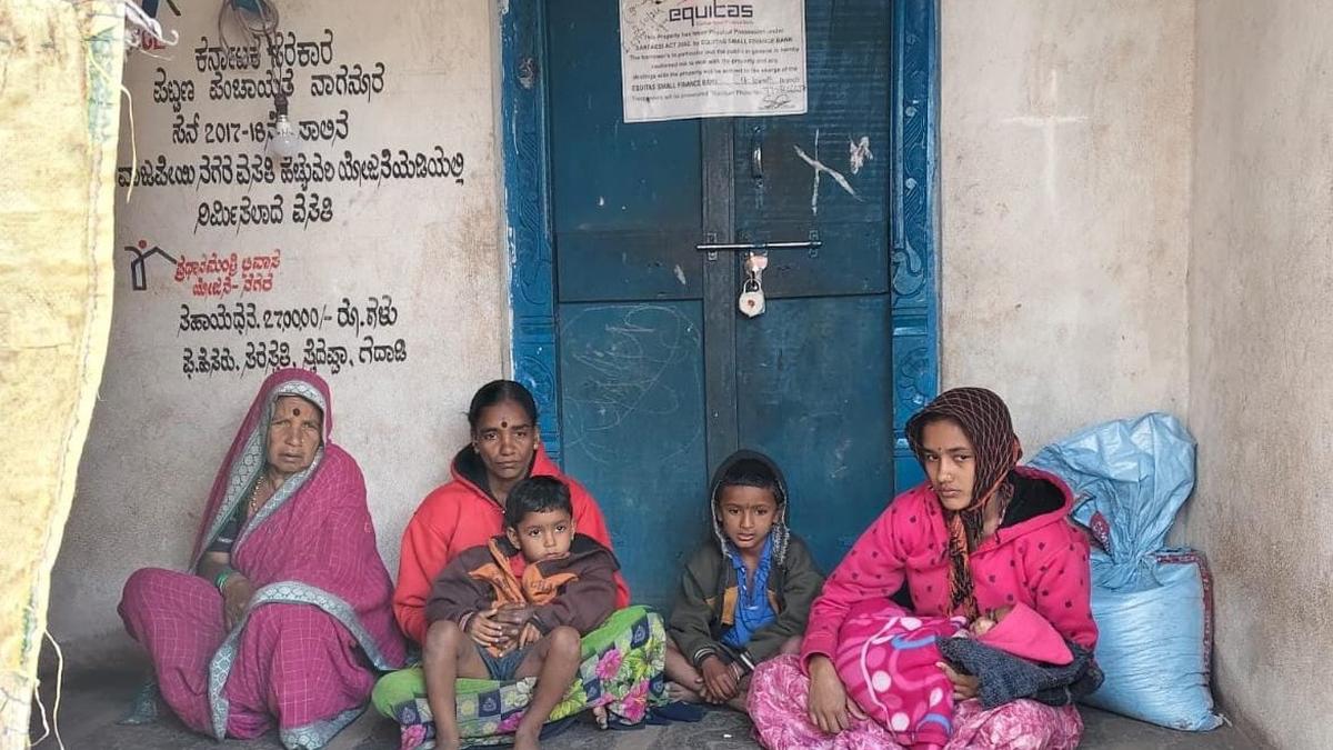 Farmers leaders break open lock of house sealed by small finance bank in Belagavi