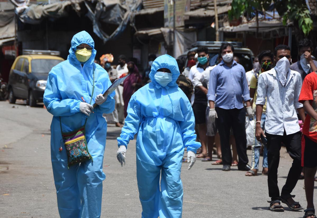 During the nationwide lockdown, healthcare workers conduct door-to-door COVID-19 tests in Mukund Nagar, the Dharavi slum area of ​​Mumbai.