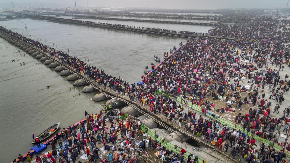 Maha Kumbh 2025: Devotees Brave Cold for Holy Dip at Sangam | Uttar Pradesh Festival Highlights