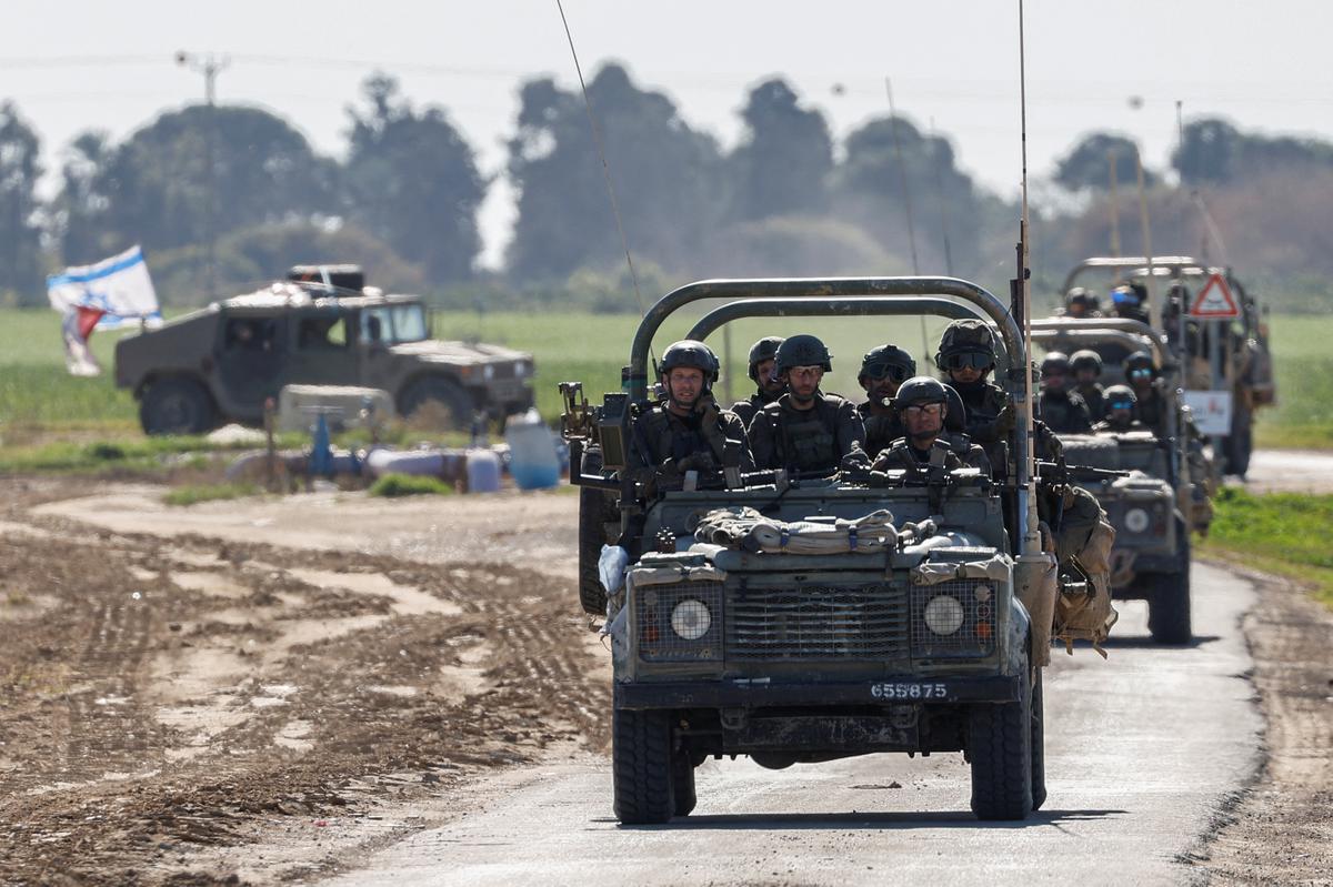 इज़राइल और फिलिस्तीनी इस्लामी समूह हमास के बीच चल रहे संघर्ष के बीच, इज़राइली सैन्य वाहन गाजा की ओर बढ़ रहे हैं, जैसा कि 13 जनवरी, 2024 को दक्षिणी इज़राइल से देखा गया था।  